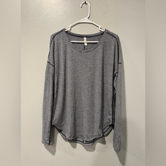 Lucy Long Sleeve Striped Athleisure Top Grey and White Size Medium - Picture 1 of 4